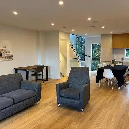 Epsom Tidy House 8 Villa